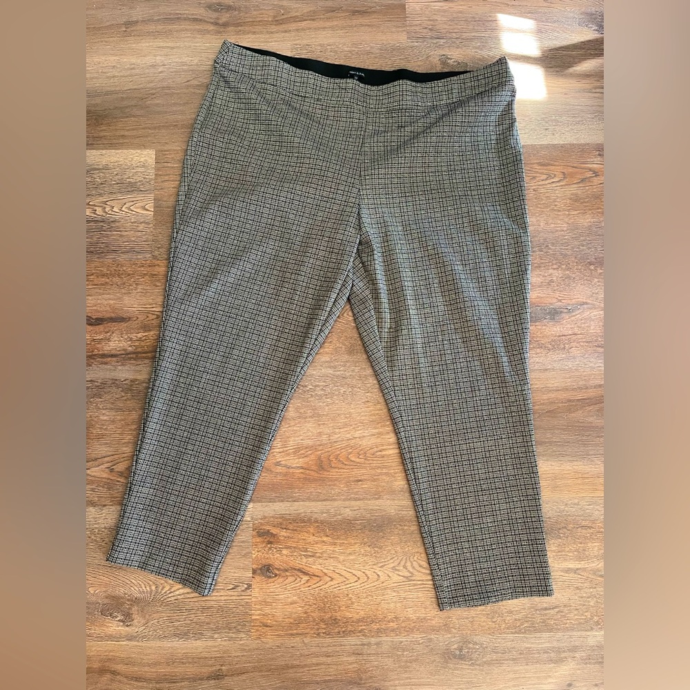 Gray Cropped Ankle Pants with Subtle Pattern